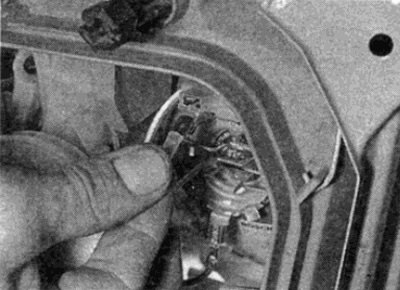 Рис. 11.10. Отсоедините электрический провод от…