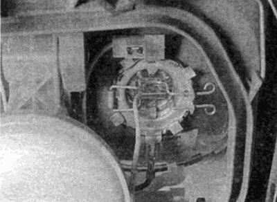 Рис. 11.11. Ослабьте фиксатор, чтобы снять лампу…