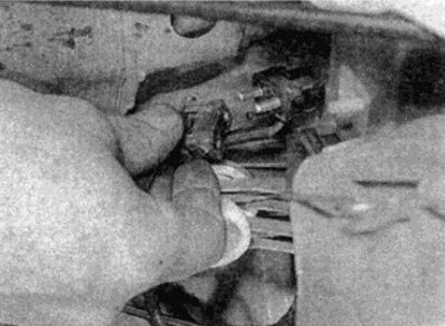 Рис. 11.15, а. Отсоедините провода лампы…