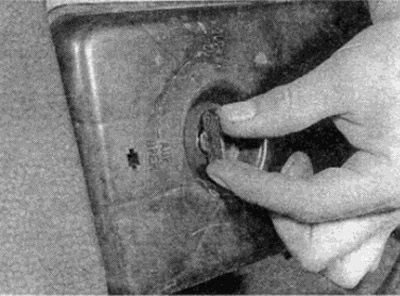 Рис. 11.21, а. Ослабьте ручку замка...