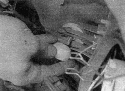 Рис. 13.3. Отверните гайку с накаткой указателя…