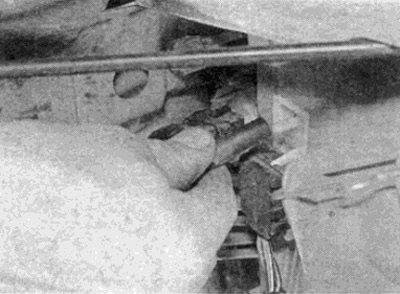 Рис. 13.6, а. Отсоедините вакуумный шланг блока…
