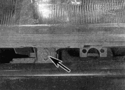 Рис. 13.8, б. ...и один нижний болт (показан…