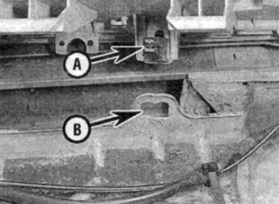 Рис. 13.9. При установке совместите нижнею лапку…
