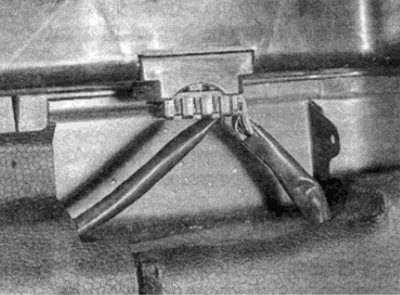 Рис. 13.11, а. Отсоедините многоконтактный разъем…