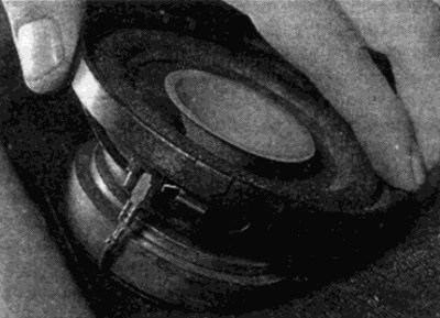 Рис. 23.2. Винт крепления решетки динамика