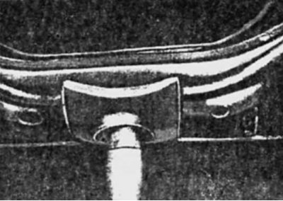 Автомобильный подъемник на СТО на поперечине рамы