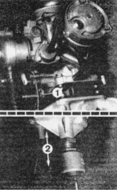 Регулировка холостого хода и содержания окиси углерода в отработавших газах:; 1 - винт количества…