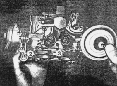 Винты регулировки холостого хода: 2, 3 - регулировочные винты качества (состава) смеси