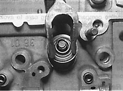 Сжатие клапанной пружины специальным приспособлением