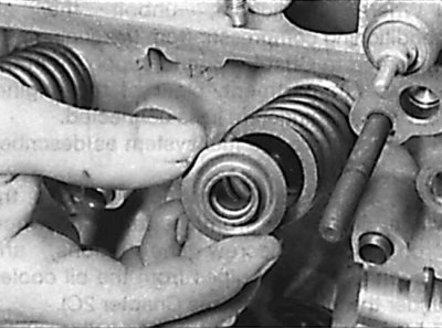 Снятие верхней тарелки пружины