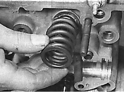 Снятие клапанной пружины