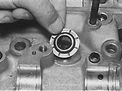Снятие маслоотражательного колпачка