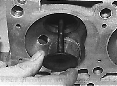 Снятие нижнего гнезда пружины