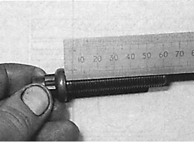 Измерение длины болта крепления крышки коренного…