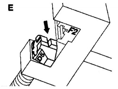 10. Установите упорную деталь сметкой (D5).