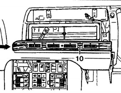 10. Снимите деревянную панель (10).