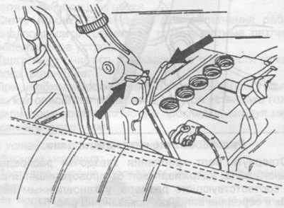 Рис. 54. Открытие капота под углом 90°.