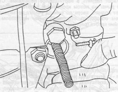 Рис. 56. Снятие натяжителя цепи