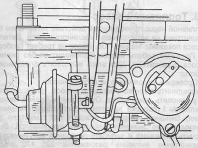 Рис. 128. Регулировка пусковой заслонки.