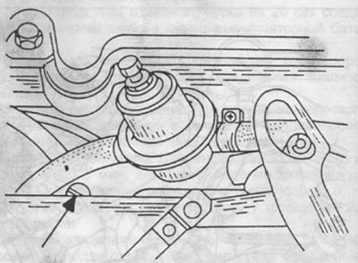 Рис. 148. Регулировка регулятора давления.