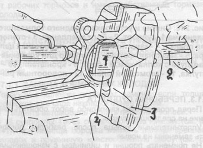 Рис. 248. Снятие поршней из суппорта. 1 -…