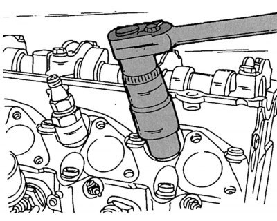 Рис. 27. Снятие форсунки впрыска топлива