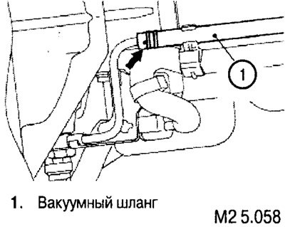 Подключите вакуумный шланг так, чтобы красная метка (стрелка) была направлена вверх (см. рис. М2…