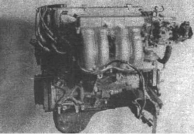 8.2д Двигатель 2.0L SOHC - вид со стороны…
