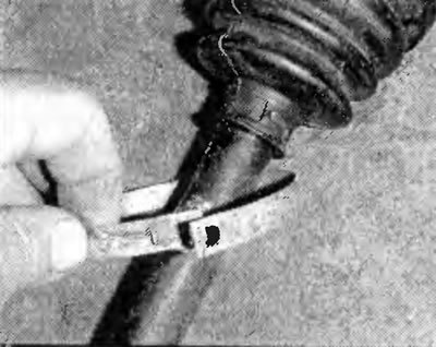 Снимите хомуты крепления защитного чехла.
