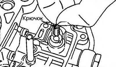 Рис. 10.62. Прокрутите корпус карбюратора и…
