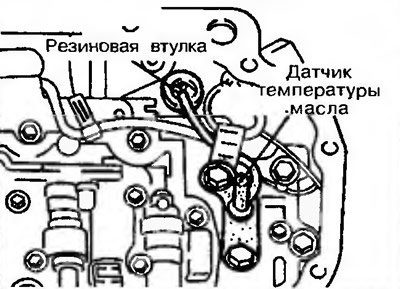 Рис. 11.121а. Открутите болты крепления датчика…