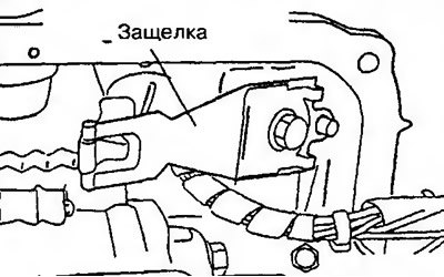 Рис. 11.2606. Снимите защелку рычага переключения…