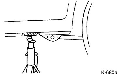 Опорные точки на нижней поперечине отмечены засечками. Подставить домкрат под засечки, при этом…