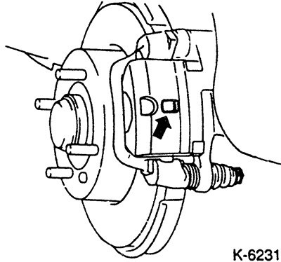 Осмотреть толщину тормозной накладки — без задней металлической пластины — через отверстие в…
