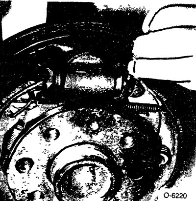 При снятии тормозного барабана оттянуть манжеты колесного тормозного цилиндра и проверить, не мокро…