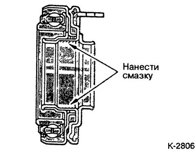 Заполнить канавку под выжимной подшипник смазкой…