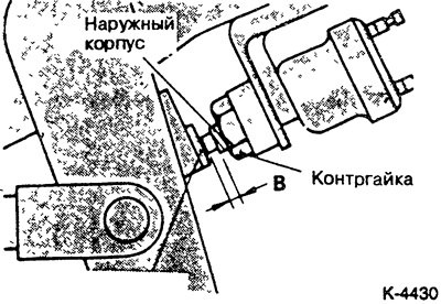 Нажимать на педаль тормоза, при этом помощнику…