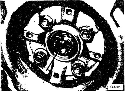 Перед снятием колеса замаркировать положение колесного диска относительно ступицы мелом или…
