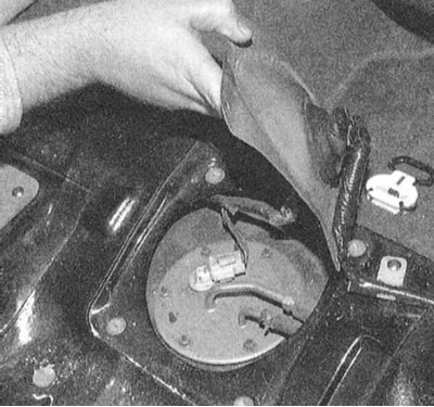 15. Разместите на панели пола уплотнительный элемент 3М ATD № 8625, затем установите и закрепите…