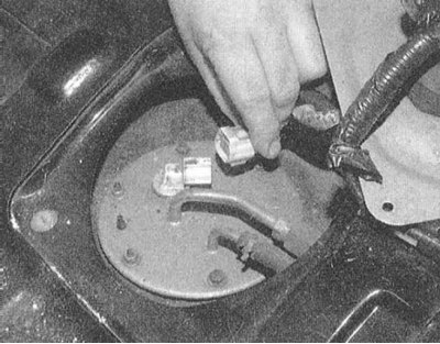 5. Отсоедините от насосной сборки электропроводку.