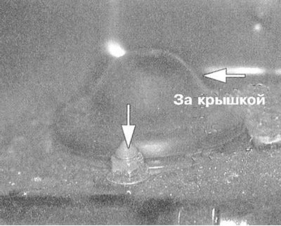 4. Отдайте верхние гайки крепления амортизатора.