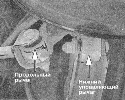 3. Снимите сквозной болт крепления нижнего к…