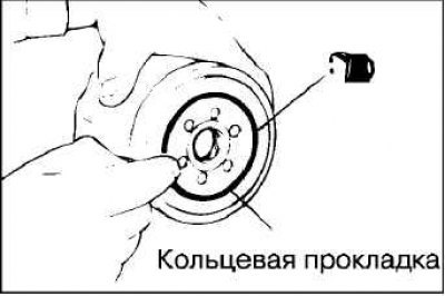 Нанесите небольшое количество моторного масла на…