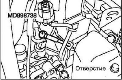 Вставьте специальный инструмент (вороток или…