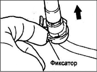 Снимите фиксатор топливного шланга и потяните его…