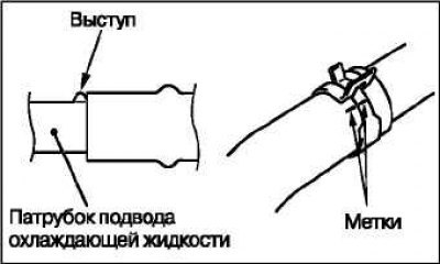 Наденьте нижний шланг радиатора до упора в уступ…