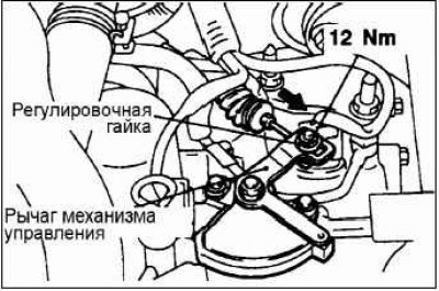 Аккуратно натяните трос, соединяющий рычаг…
