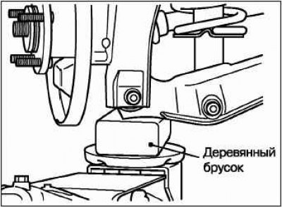 Подперев нижний рычаг домкратом, отсоедините…