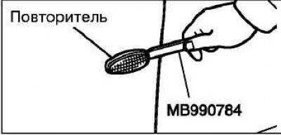 С помощью специального инструмента подденьте…